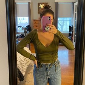 Long sleeve cropped side ruched top.